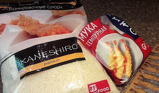 1. Этап. Тигровые креветки в темпуре и фритюре: Первый раз готовила креветки в кляре. По совету шеф-повара купила темпурную муку и японские панировочные сухари. В меню ресторана креветки приготовлены именно так.