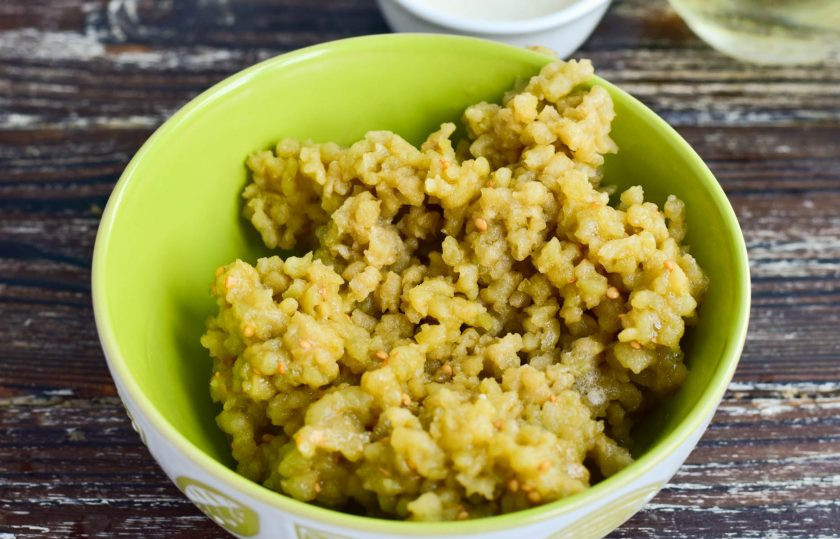 1. Этап. Суфле из баклажанов: Вымойте, очистите и перекрутите на мясорубке баклажан.