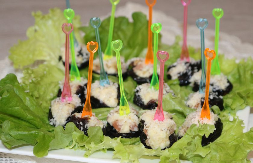 1. Этап. Чернослив фаршированный грецкими орехами: Пикантный фаршированный чернослив готов!