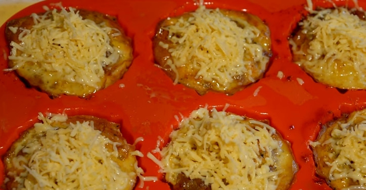 1. Этап. Мясные кексы с начинкой: 7. Через полчаса выложите сверху сыр и далее выпекайте в духовке 10-15 минут до золотистой корочки.