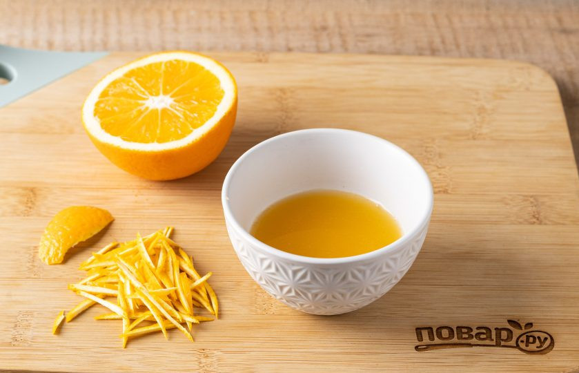 1. Этап. Соус из клюквы на зиму: Срежьте кусочек цедры у апельсина и мелко ее порубите. Из апельсина выжмите сок.