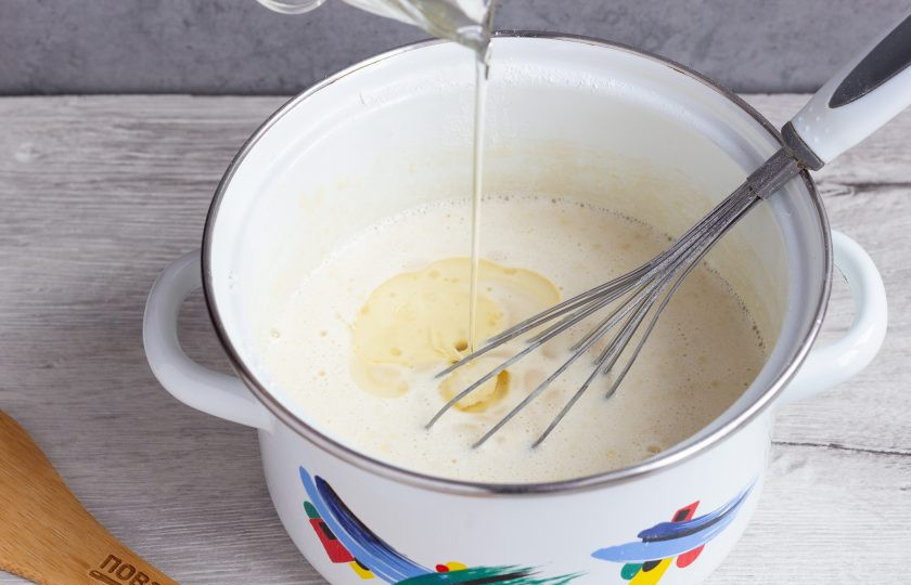 1. Этап. Каравайцы: В последнюю очередь добавьте растительное масло и размешайте. Тесто готово!