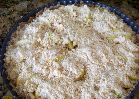 1. Этап. Грушевый пирог без глютена: 5. Сверху присыпьте заранее отложенной крошкой, отправьте форму в духовку. Выпекайте грушевый пирог без глютена в домашних условиях около 30-40 минут.