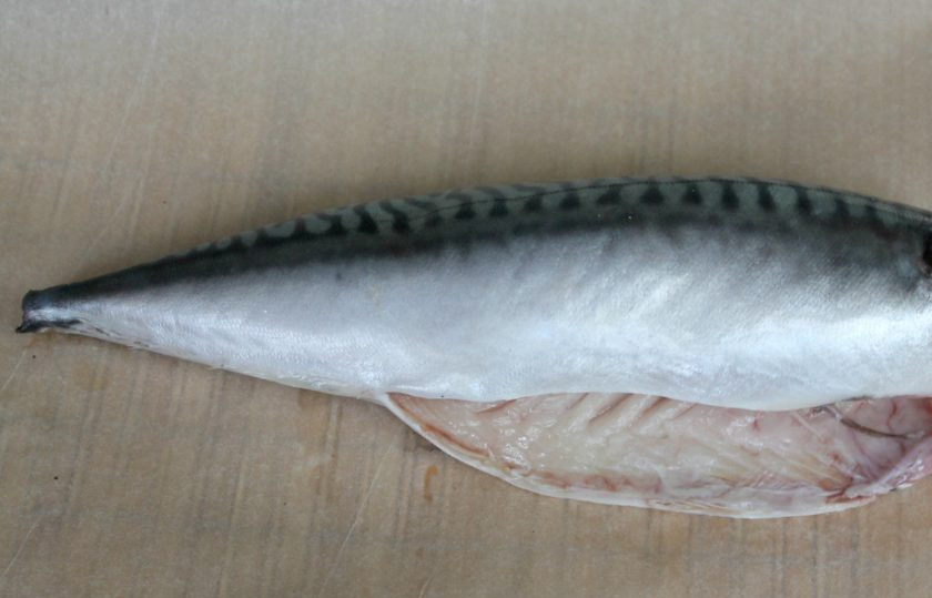 1. Этап. Скумбрия под маринадом в духовке: Скумбрию потрошим и промываем в холодной воде.