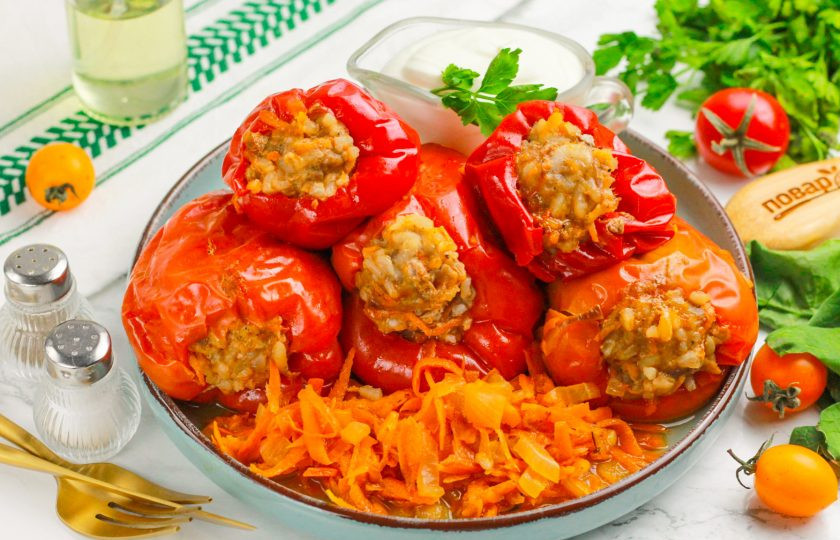 1. Этап. Замороженные фаршированные перцы в мультиварке: Выложите красочные перцы на тарелку и подайте к столу горячими со сметаной. Приятного вам аппетита!