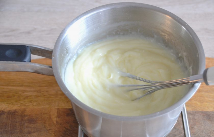 1. Этап. Крем Пломбир для эклеров: После закипания варите примерно 2 минуты до загустения.