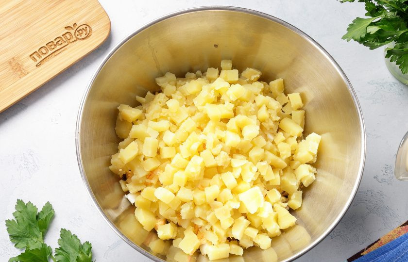 1. Этап. Салат со скумбрией и соленым огурцом: Картофель очистите и нарежьте примерно такими же кубиками.