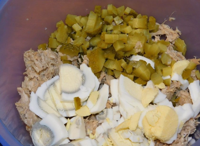 1. Этап. Салат Изысканный: Добавьте мелко нарезанные маринованные огурцы и яйца.