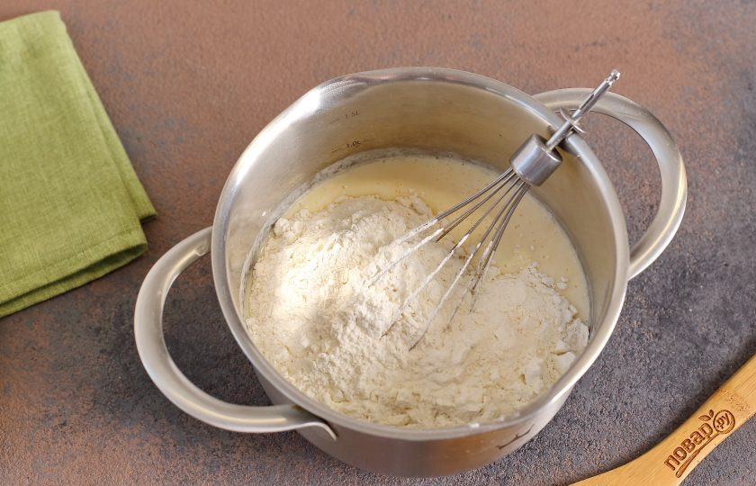 1. Этап. Капустный пирог, который тает во рту: Всыпьте муку.