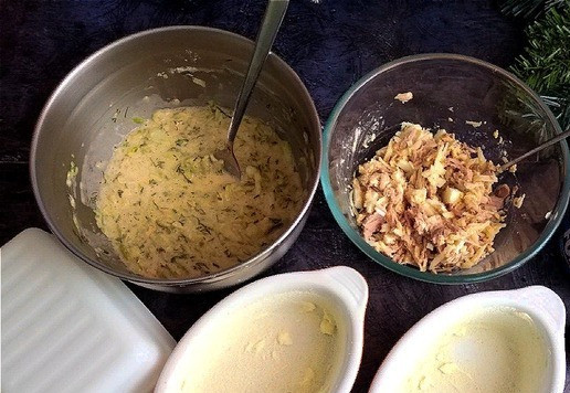 1. Этап. Кабачковая запеканка с тунцом: Я буду делать запеканку каждому индивидуально. Возьму две порционные формочки, смажу их половиной сливочного масла и присыплю манкой.