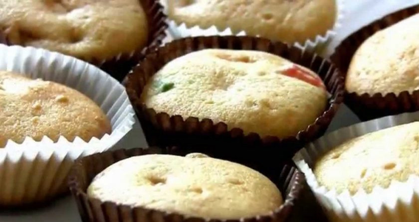 1. Этап. Маффины с цукатами в формочках: 6. Вот такие светлые, милые кексы готовы!