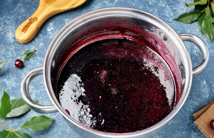 1. Этап. Джем из вишни с крахмалом: Влейте крахмальную смесь тонкой струйкой в варенье, не переставая мешать. Продолжайте варку ещё в течение пятнадцати-двадцати минут, постоянно помешивая джем, чтобы избежать его пригорания. К концу варки сироп должен загустеть и стать более тягучим.