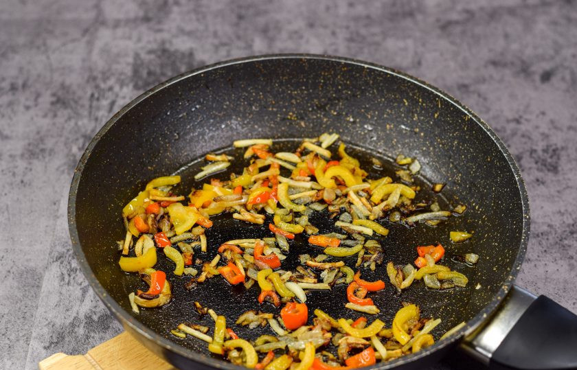 1. Этап. Шакшука: В сковороде разогрейте немного оливкового масла, выложите лук, перец и чеснок. Жарьте овощи несколько минут, помешивая.