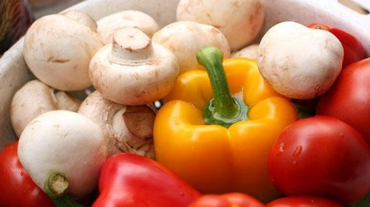 1. Этап. Перец на гриле: Овощи и шампиньоны хорошо промойте и обсушите.