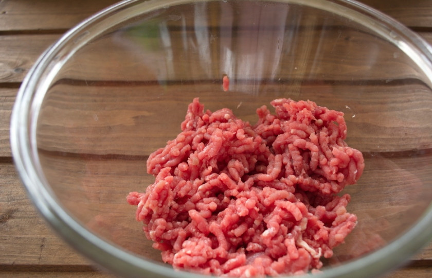 1. Этап. Бифштекс с яйцом: Говядину превратить в фарш.