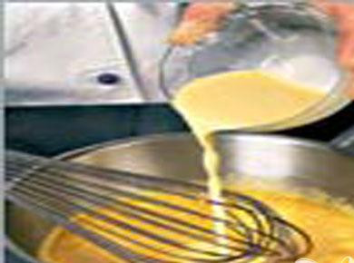 1. Этап. Филе индейки с апельсинами: 5. Готовим соус. Оставшуюся мякоть апельсина протираем через мелкое сито, добавляем по вкусу перец, приправляем натертой апельсиновой цедрой, солью, и все перемешиваем. В сотейник вылить апельсиновую смесь и поставить его на слабый огонь. В воде развести крахмал и тонкой струйкой вливаем в сотейник. Постоянно помешивая. Пока соус не загустеет, с огня не снимать.