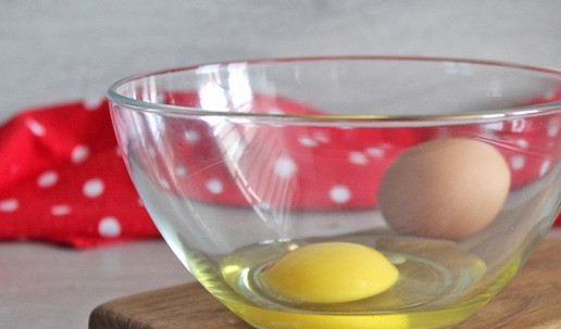 1. Этап. Омлет «На ужин»: В чашку разбить яйцо.