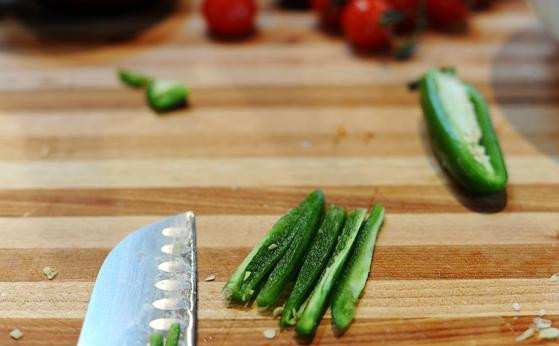 1. Этап. Горячий салат с говядиной: По желанию добавьте перец чили.