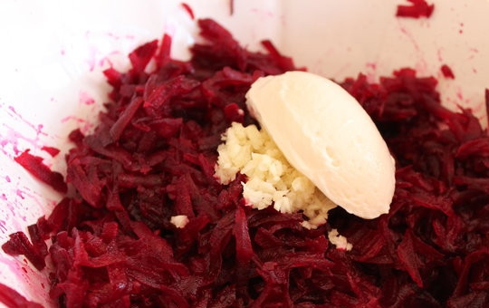 1. Этап. Свекла с чесноком: 3. Натрите свеклу на терке и соедините с пропущенным через пресс чесноком. Добавьте немного соли и майонеза. Перемешайте, и можно подавать к столу.