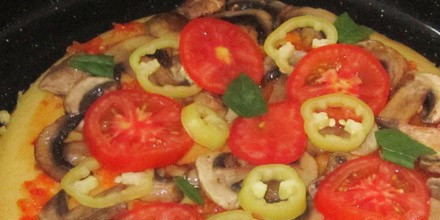 1. Этап. Пицца без дрожжей на молоке: Кладем сверху помидоры, шампиньоны, перец.