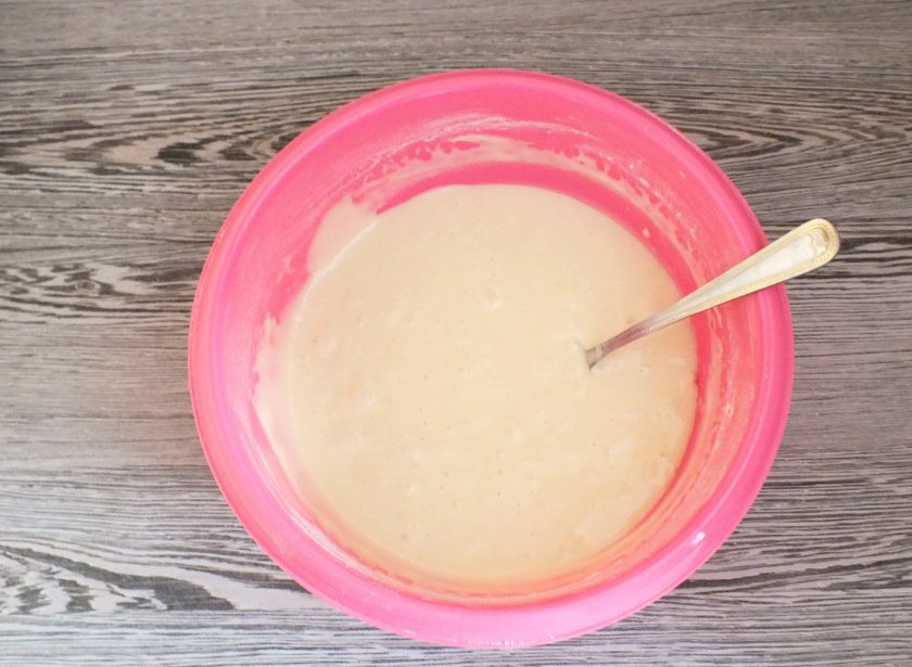 1. Этап. Пирог Три молока: С помощью ложки размешайте содержимое чаши. Размешивайте аккуратно, в одном направлении. Тем самым вы сохраните воздушность теста.