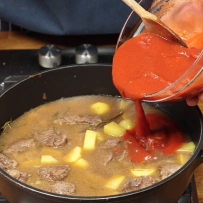 1. Этап. Говядина с картошкой: Затем добавьте кубиками нарезанный картофель и томатную пасту. Посолите, поперчите и тушите еще около 40 минут. Если вода будет выкипать - подливайте еще.