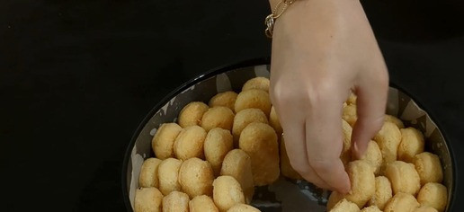 1. Этап. Простейший торт из Савоярди: Разрежьте палочки Савоярди пополам. Налейте молоко в миску, слегка обмакните каждую палочку и установите их вертикально в форму. Поскольку печенье быстро впитывает жидкость, не передерживайте его в молоке.