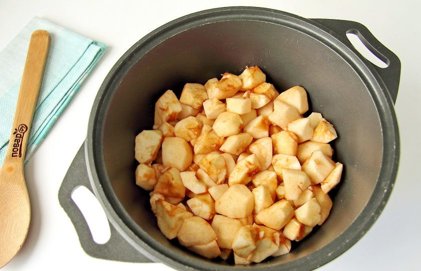 1. Этап. Яблочное пюре для грудничка на зиму: Очищенные яблочки нарежьте кубиками и сложите в кастрюльку или казанок. Влейте кипяченую воду. Вода поможет яблокам не пригореть, а далее они будут тушиться в собственном соку.