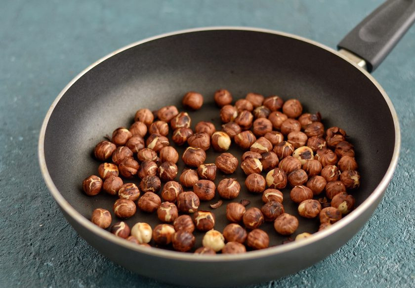 1. Этап. Полезная нутелла: Разогрейте сковороду на среднем огне, обжарьте фундук до коричневых бочков.