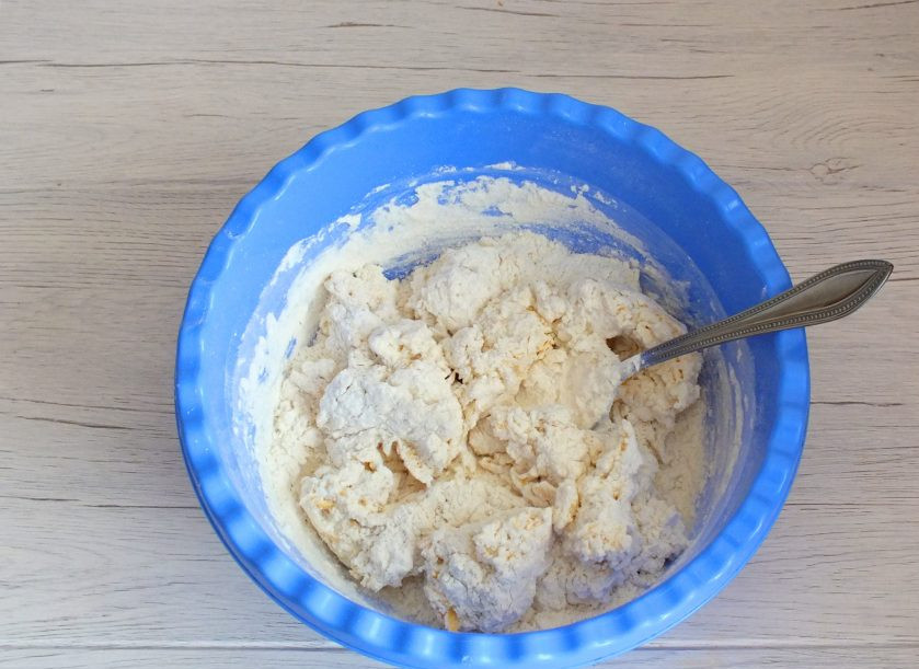 1. Этап. Творожное печенье с сыром: Замешивайте тесто ложкой. Как только тесто скатается в комок и с трудом будет перемешиваться, подсыпьте еще половину стакана муки, добавьте 2 ст.л. растительного масла и начните замес руками.