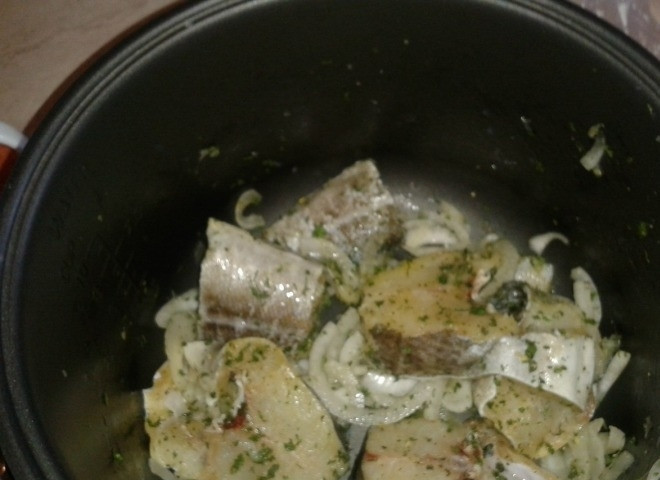 1. Этап. Треска, тушенная в мультиварке: Спустя полчаса треска впитала в себя специи и готова к тушению.