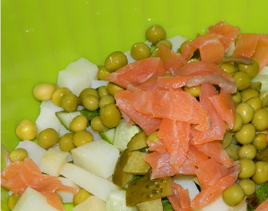 1. Этап. Салат Оливье 1904 года: 2. Дальше - кусочки семги, горошек и маринованные огурцы.