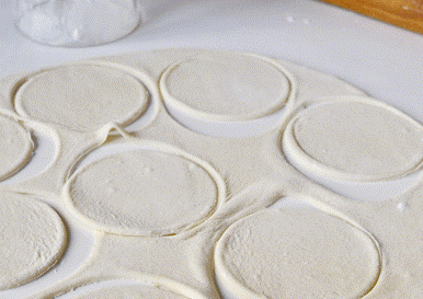 1. Этап. Вареники с ливером: 3. При замесе теста используйте лучше горячую воду, но не слишком, чтобы мука не сварилась. тесто должно быть очень эластичным и хорошо раскатываться.