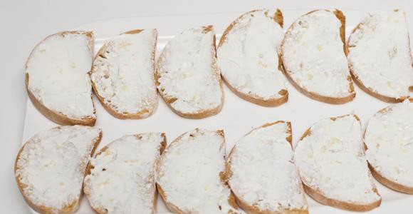 1. Этап. Бутерброды с грибами и перцем: Хлеб намазать сыром и выложить грибы с перцем.