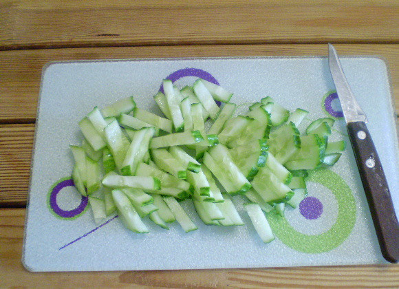 1. Этап. Салат к макаронам: 2. Огурец вымыть, порезать соломкой.