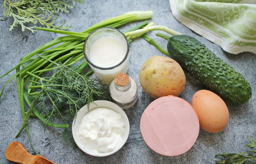 1. Этап. Окрошка на сыворотке и сметане с колбасой: Подготовьте все необходимые ингредиенты для приготовления окрошки на сыворотке и сметане с колбасой. Овощи отварите до готовности и остудите. Яйца отварите вкрутую и остудите.