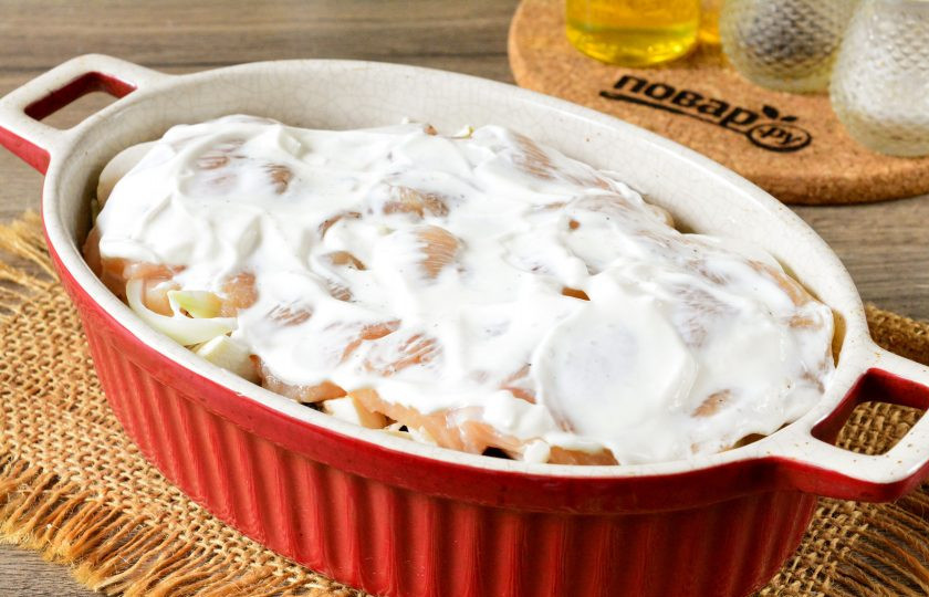 1. Этап. Куриные грудки с картошкой и грибами: Куриные грудки смажьте сметаной и отправьте форму запекаться в духовку.