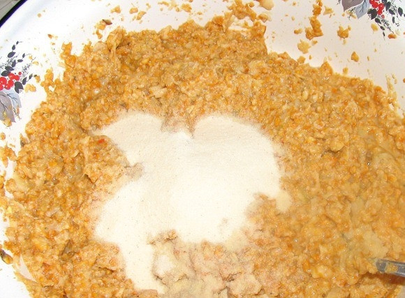 1. Этап. Котлеты из лисичек: Насыпаем манку.