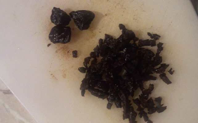 1. Этап. Белая береза (салат с черносливом): Чернослив заливаем кипяточком на 20 минут. Затем обсушиваем и нарезаем небольшими полосками.