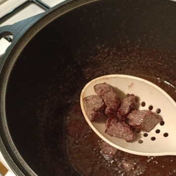 1. Этап. Жарено-тушеное мясо: Затем мясо шумовкой переложить в миску.