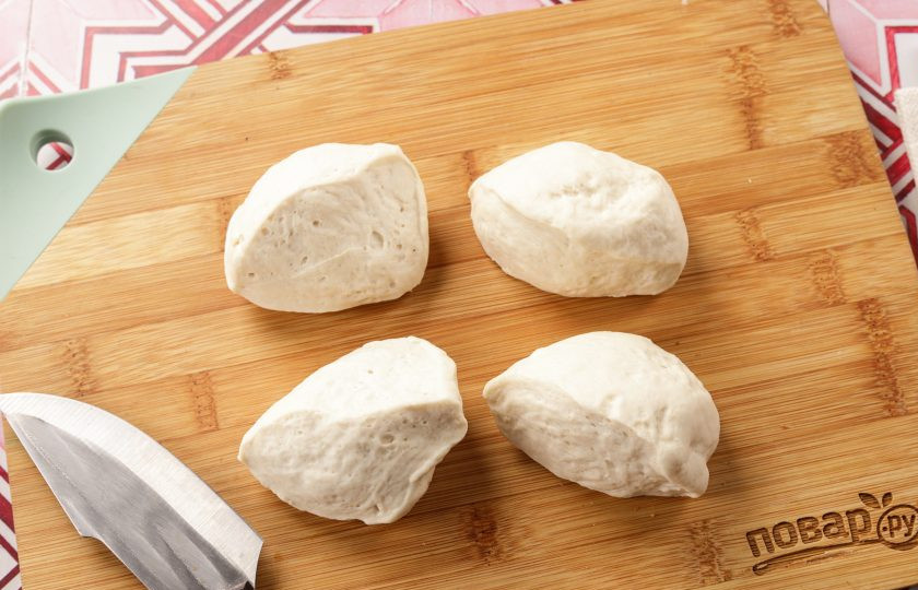 1. Этап. Ютаза: Поднявшееся тесто разделите на 4 части.