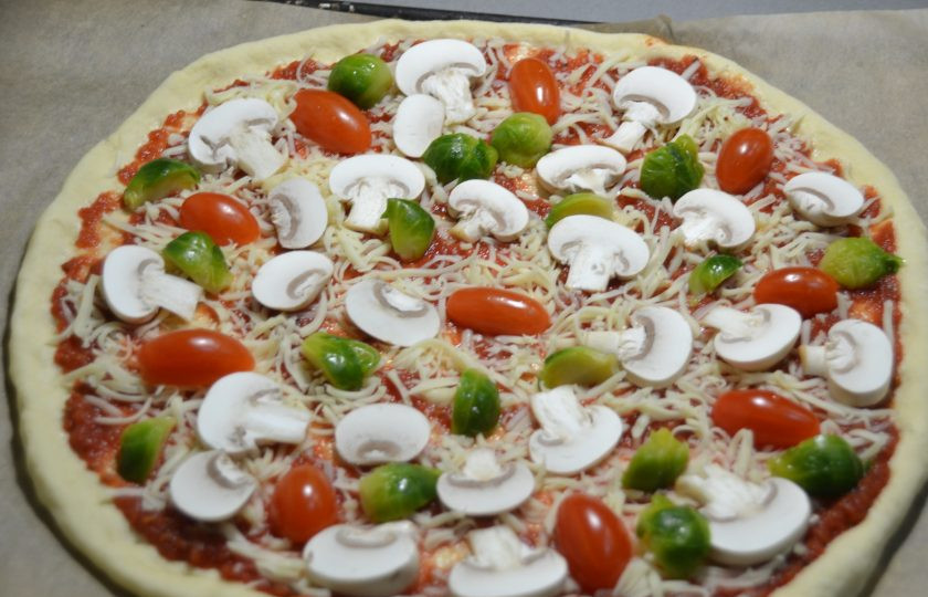 1. Этап. Пицца Примавера: Выложите порезанную дольками брюссельскую капусту.