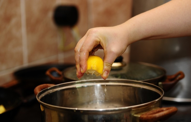 1. Этап. Напиток из базилика: Затем в кастрюлю выдавливаем сок лимона. Снимаем с огня и охлаждаем. Готово!