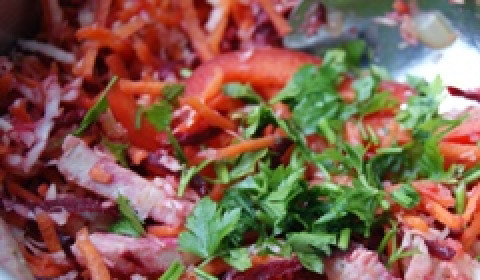 1. Этап. Салат Дракон: Жгучий перец мелко режем и добавляем в салат. По вкусу можно добавить чеснок и зелень. Я добавила 3 зубчика чеснока и немного петрушки.