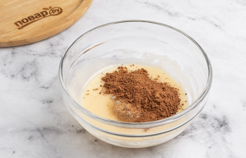 1. Этап. Шоколадные пряники имбирные: Затем добавьте молотый сухой имбирь, кардамон, корицу и какао-порошок. Все перемешайте и в конце добавьте разрыхлитель.