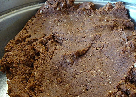 1. Этап. Печенье Картошка: Засыпаем крошку в крем, перемешиваем все до однородности. Также добавляем измельченные орехи.