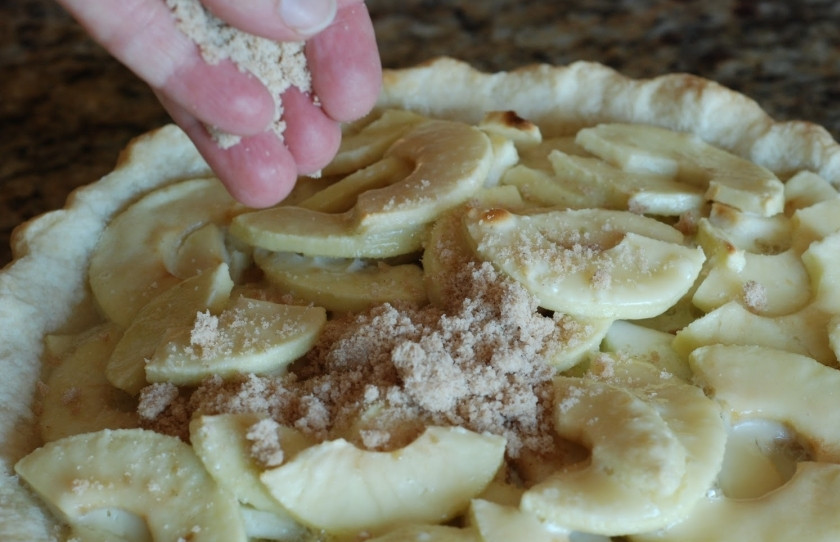 1. Этап. Яблочный пирог со сметаной: По истечению оговоренных 40 минут запекания пирога, достаем пирог из духовки и посыпаем нашей сухой крошкой.