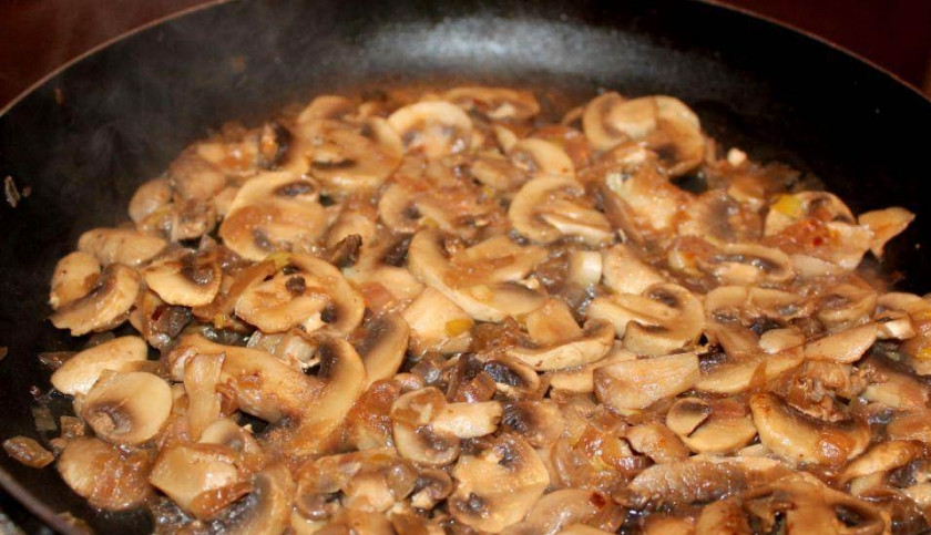 1. Этап. Куриный сырный суп: 3. А тем временем на той же сковороде, где жарилась курица, обжарим измельченный лук вместе с грибами. Солим, перчим по вкусу.