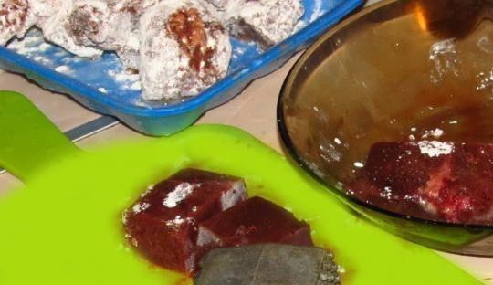 1. Этап. Печень, тушенная в молоке: Для приготовления возьмите свежую говяжью печень. Вымойте ее и обсушите. Уберите все ненужные пленочки и прожилки. Нарежьте на равные брусочки длиной в три сантиметра и шириной в один сантиметр. Отбейте каждый получившийся кусочек печени молоточком с обеих сторон.