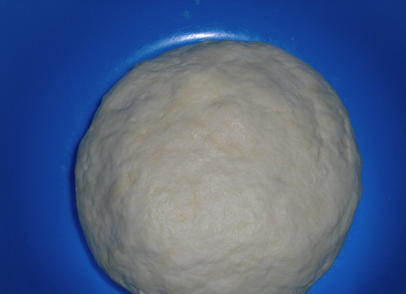 1. Этап. Татарские пирожки с мясом: 1. Для начала необходимо заняться тестом. Рецепт приготовления татарских пирожков с мясом порадует тех, кто не любит долго возится с тестом. Необходимо всего лишь просеять муку и добавить в нее воду, сметану, около 100 грамм сливочного масла, яйцо и щепотку соли. Остается лишь все перемешать и убрать готовое тесто в холодильник, предварительно накрыв его пищевой пленкой.